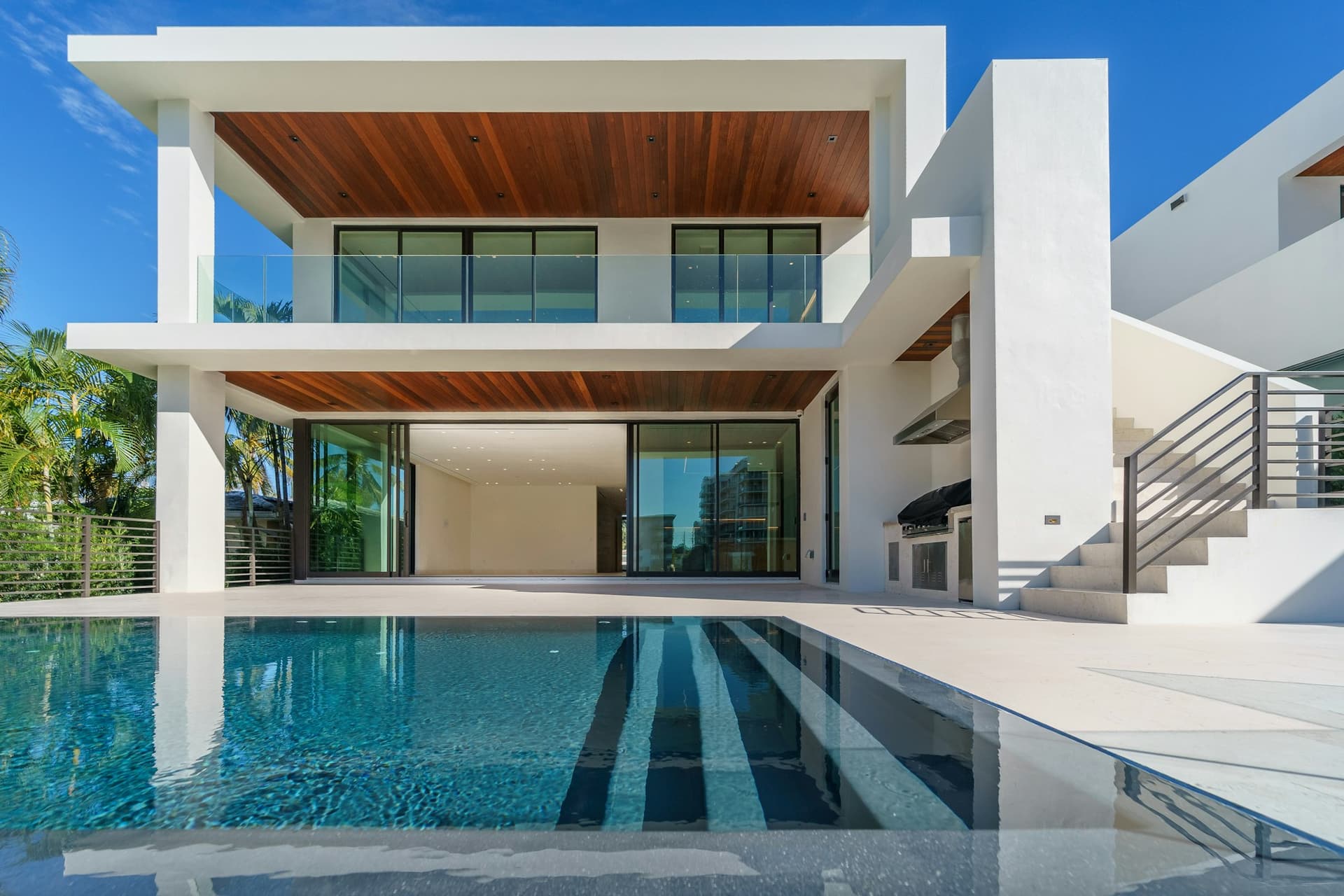 Residencia contemporánea con alberca al atardecer