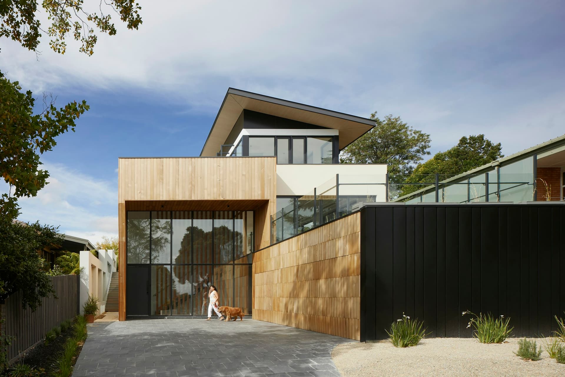 Casa contemporánea de dos niveles con fachada de madera en la Ciudad de México